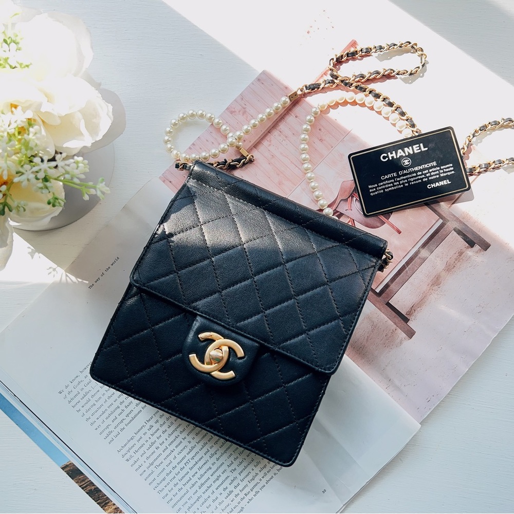 CHANEL QUILTED VERTICAL PEARLS CLUTCH BLAC